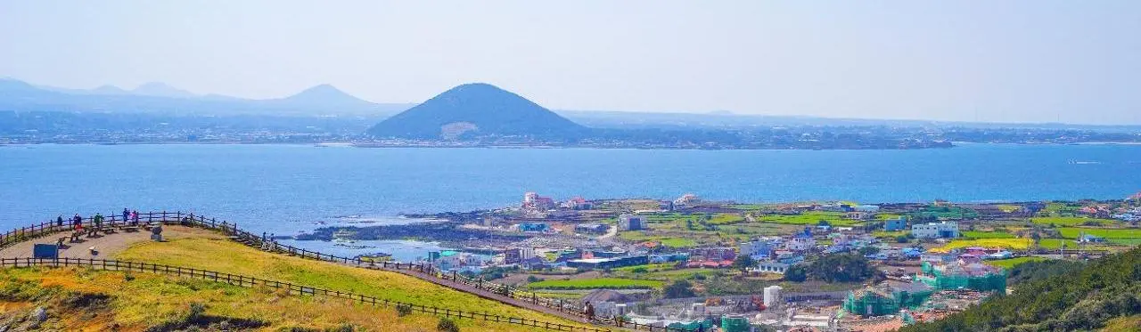 牛岛海岸与远处山体